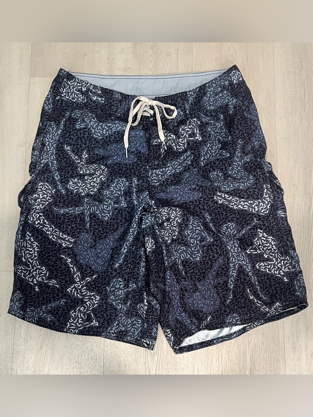 Vintage Billabong men’s board shorts w/ abstract pattern dancing lady silhouette